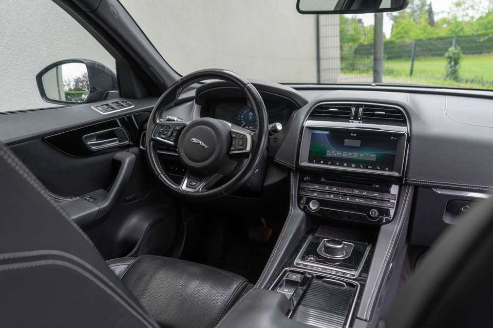 Jaguar F-Pace - Imagem 8