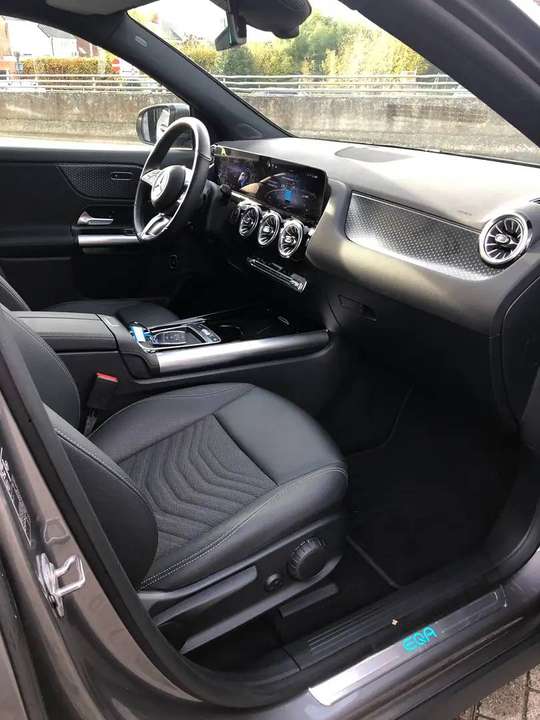 Mercedes-Benz EQA 350 - Imagem 6
