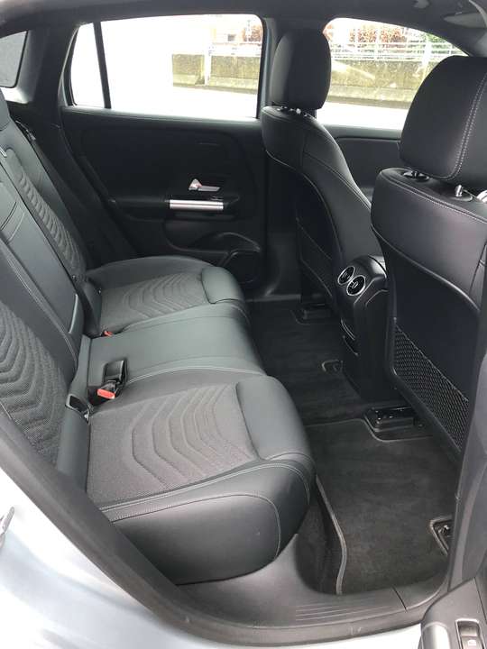 Mercedes-Benz EQA 350 - Imagem 8