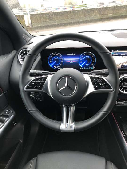 Mercedes-Benz EQA 350 - Imagem 9