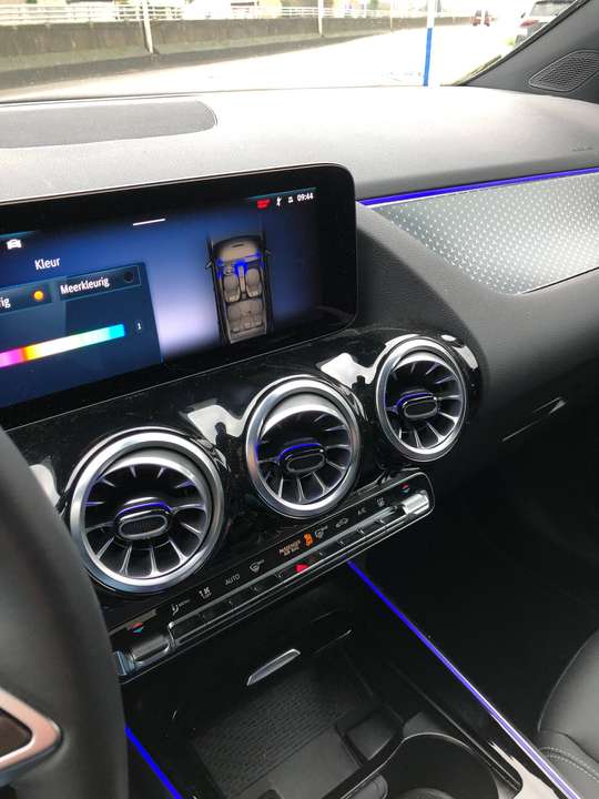 Mercedes-Benz EQA 350 - Imagem 13