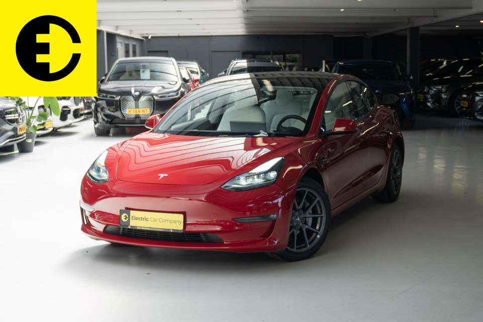Tesla Model 3 - Imagem 1