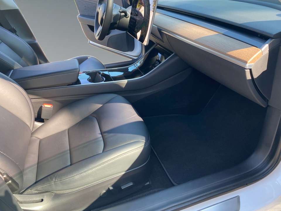 Tesla Model 3 - Imagem 13