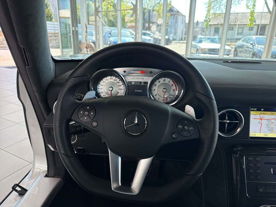 Mercedes-Benz SLS - Imagem 12
