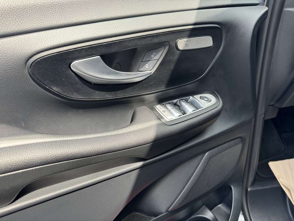 Mercedes-Benz V 220 - Imagem 9