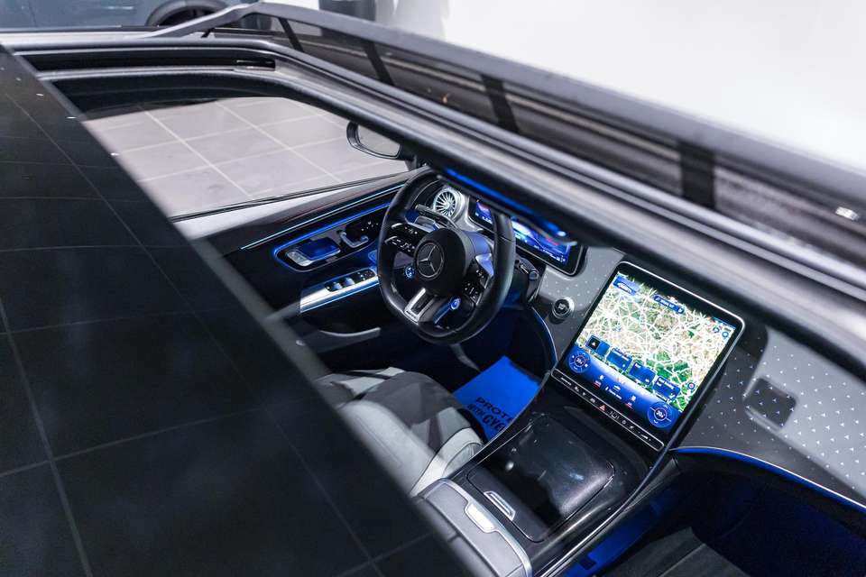 Mercedes-Benz EQE 43 - Imagem 8