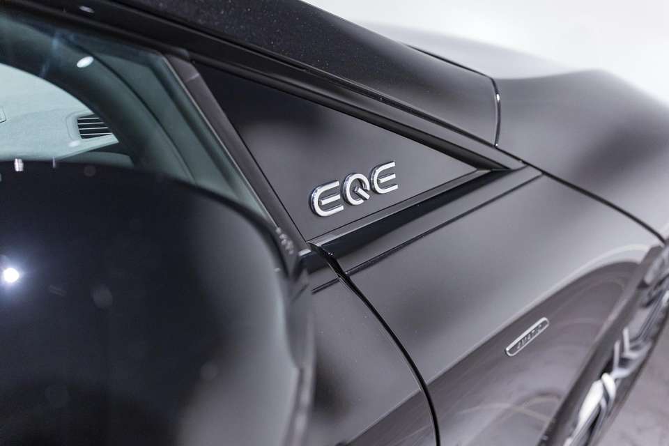 Mercedes-Benz EQE 43 - Imagem 10