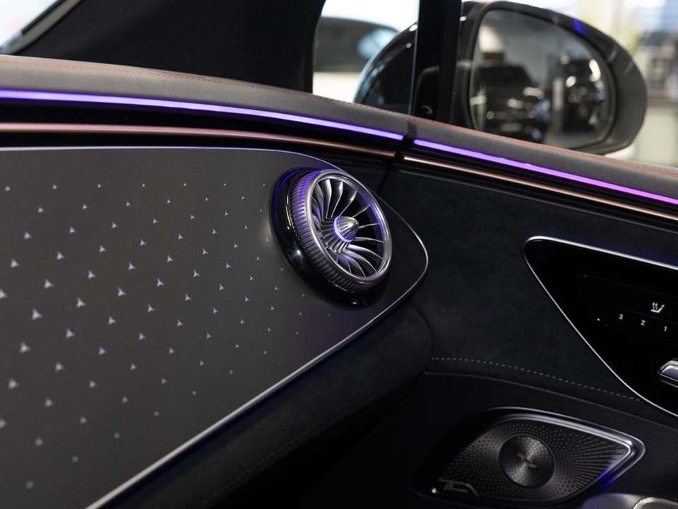 Mercedes-Benz EQE 300 - Imagem 15