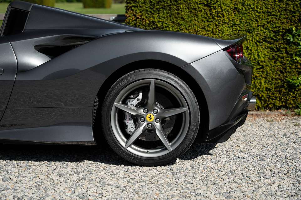 Ferrari F8 Spider - Imagem 11