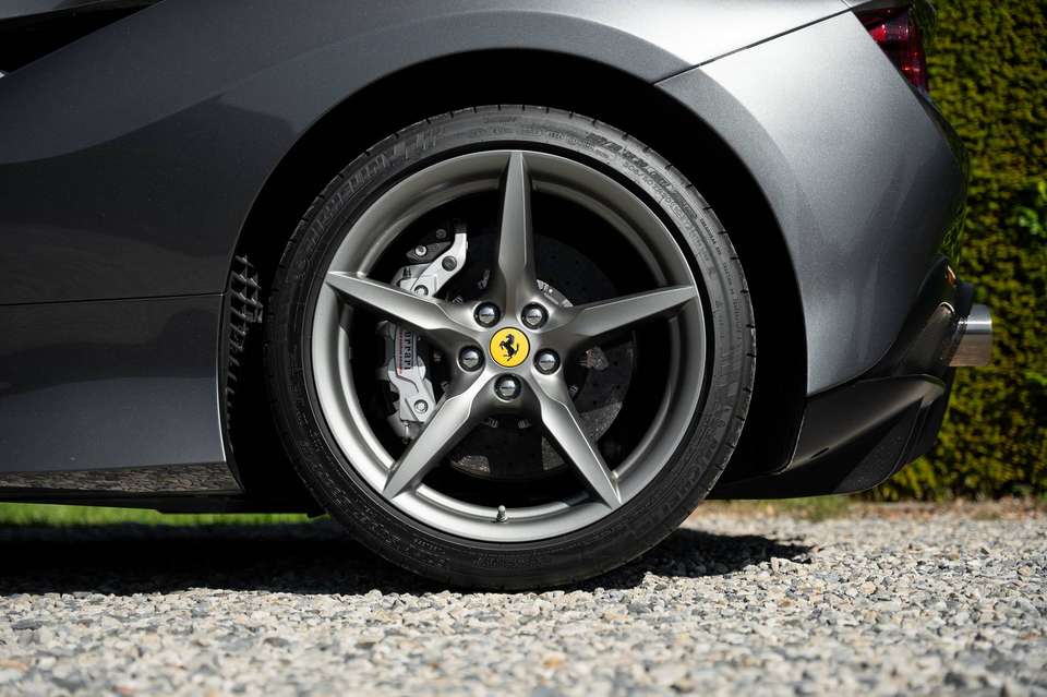 Ferrari F8 Spider - Imagem 12