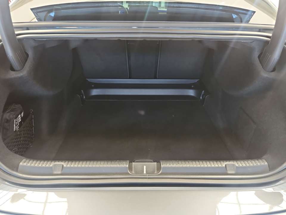 Mercedes-Benz EQE 300 - Imagem 12