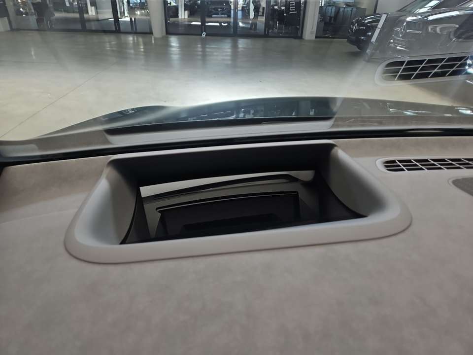 Mercedes-Benz EQE 300 - Imagem 15