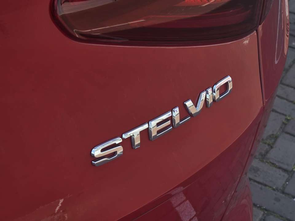 Alfa Romeo Stelvio - Imagem 9