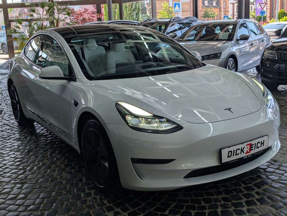 Tesla Model 3 - Imagem 1