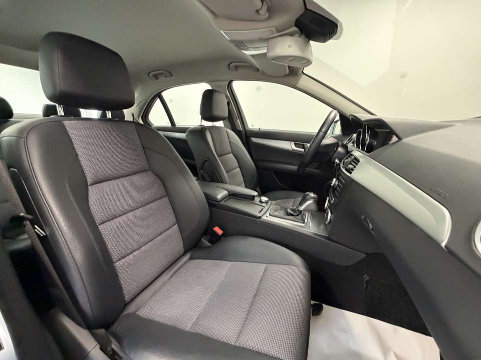 Mercedes-Benz C 180 - Imagem 11