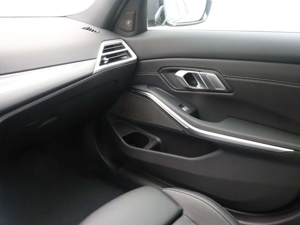 BMW 330 - Imagem 15