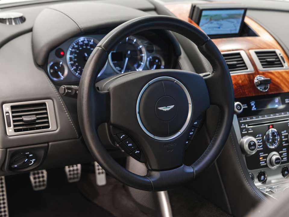 Aston Martin DB9 - Imagem 15