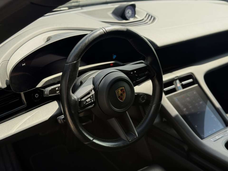 Porsche Taycan - Imagem 11