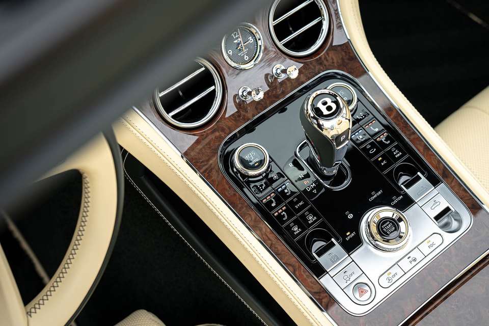 Bentley Continental GTC - Imagem 11