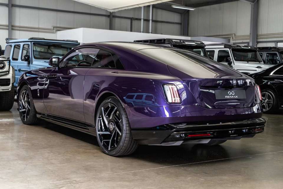 Rolls-Royce Spectre - Imagem 12