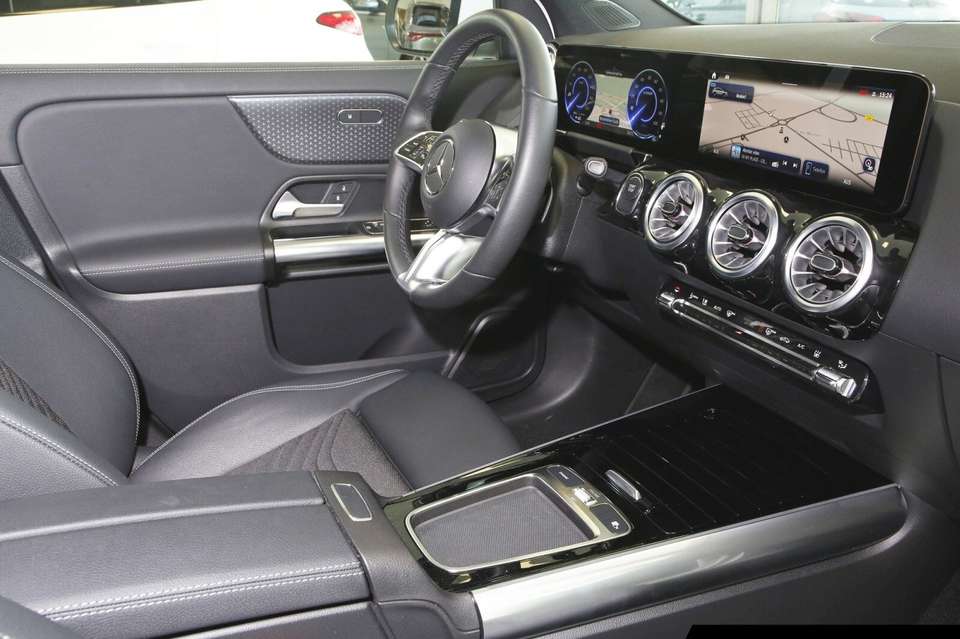 Mercedes-Benz EQA 250 - Imagem 8