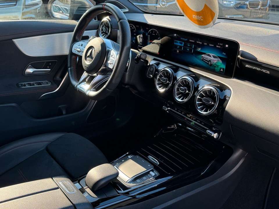 Mercedes-Benz CLA 45 AMG - Imagem 13