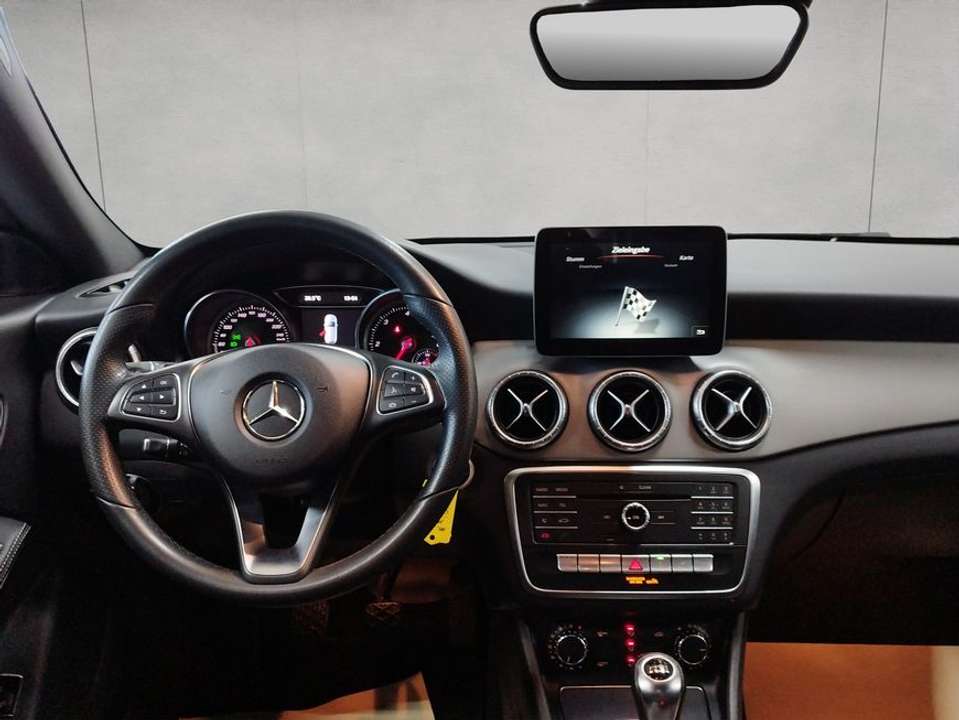 Mercedes-Benz CLA 200 - Imagem 12