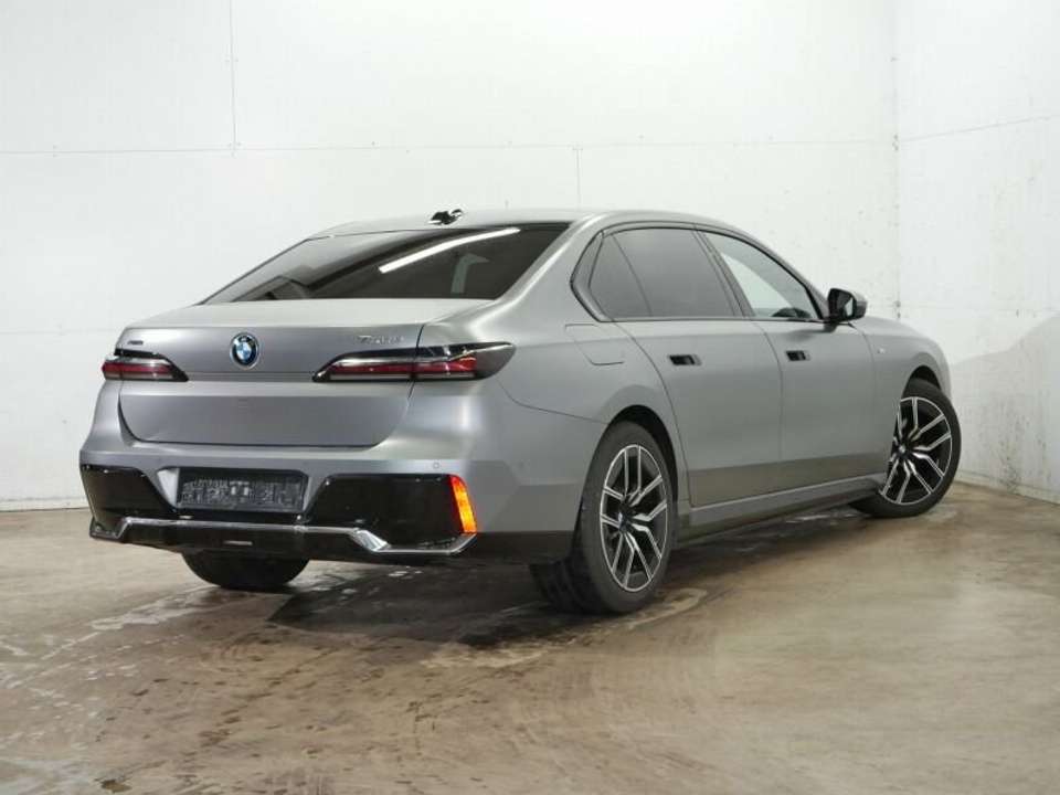BMW 750 - Imagem 4