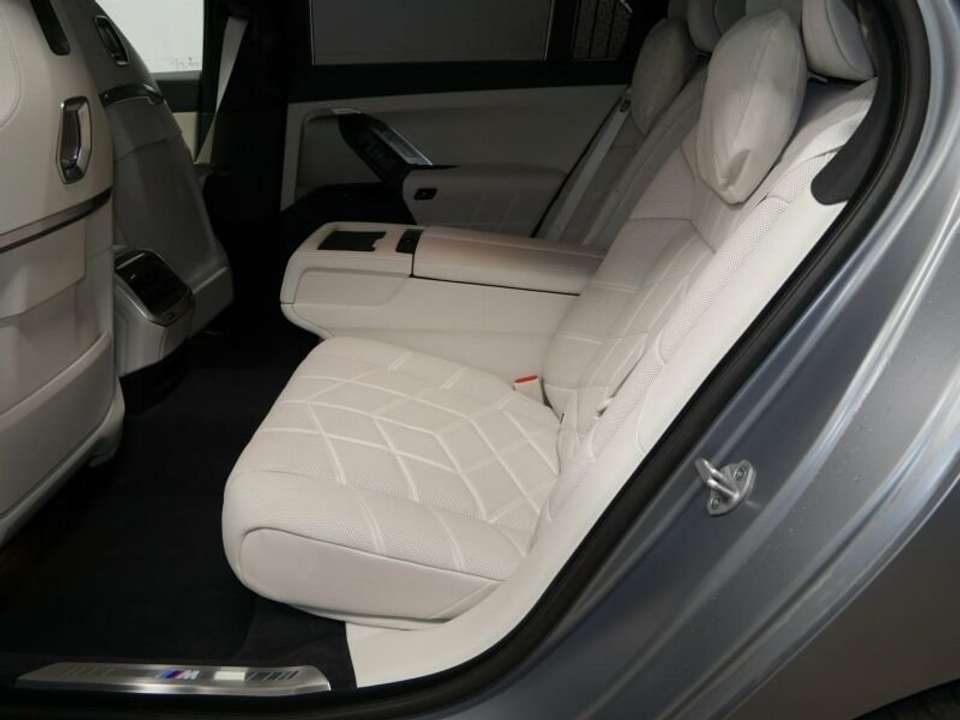 BMW 750 - Imagem 11