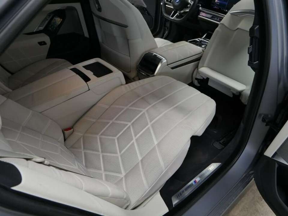 BMW 750 - Imagem 12