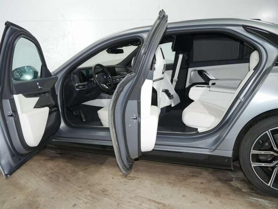 BMW 750 - Imagem 13