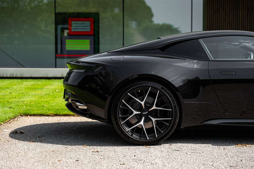 Aston Martin DB12 - Imagem 8