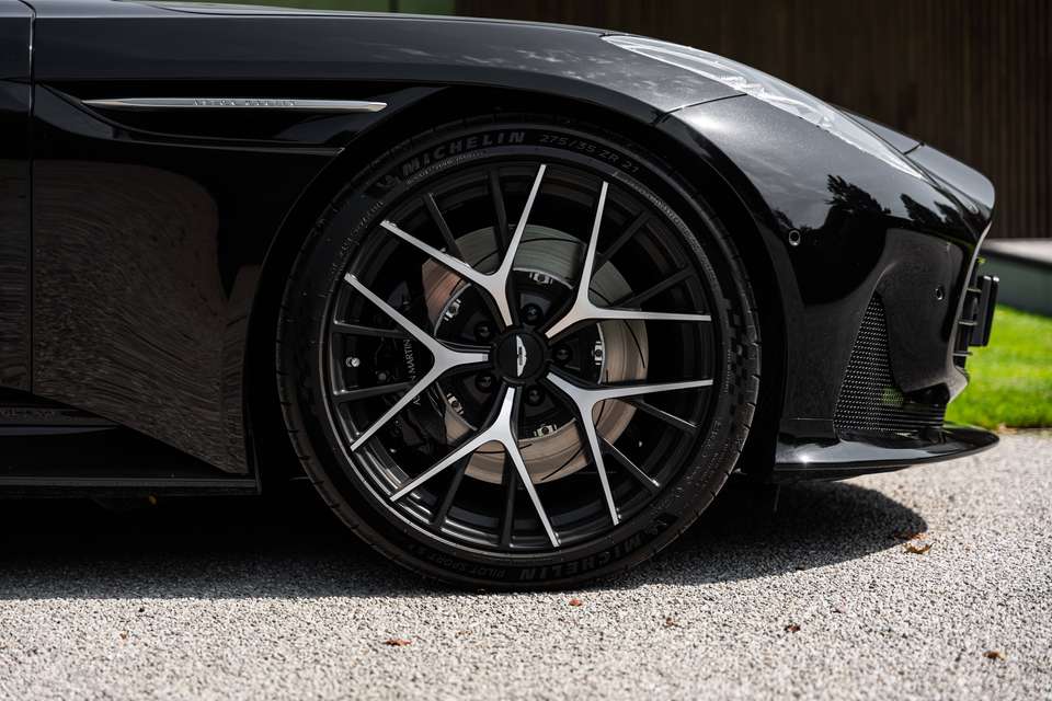 Aston Martin DB12 - Imagem 9