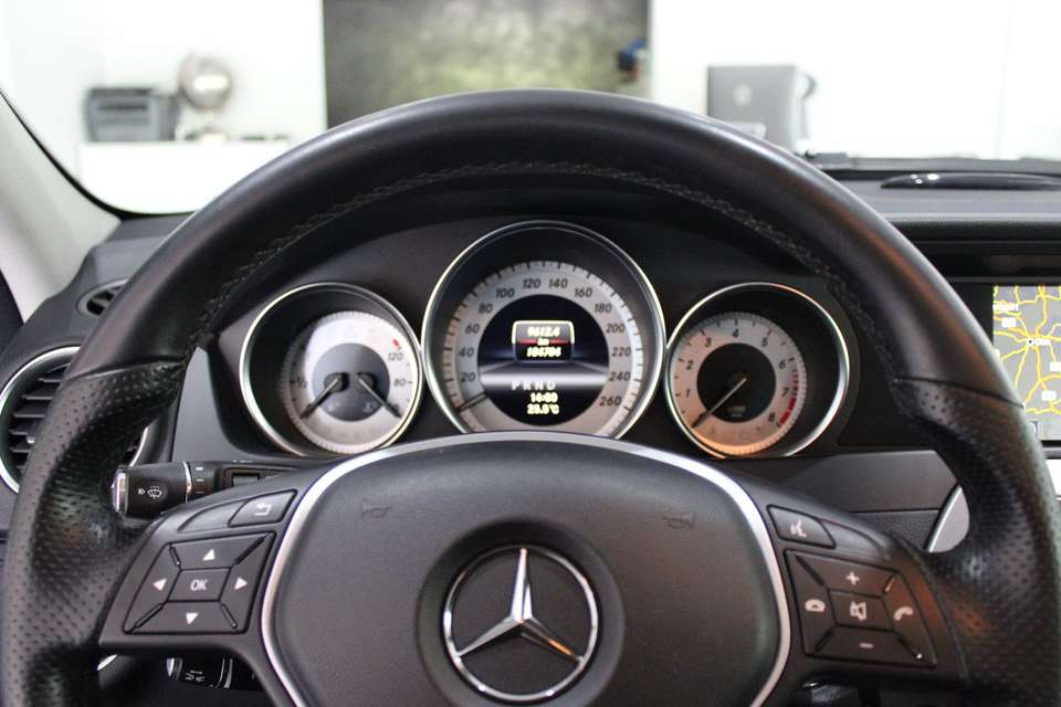 Mercedes-Benz C 200 - Imagem 9