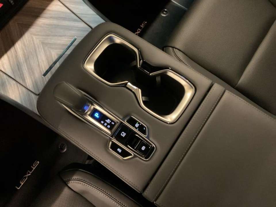 Lexus LM - Imagem 19