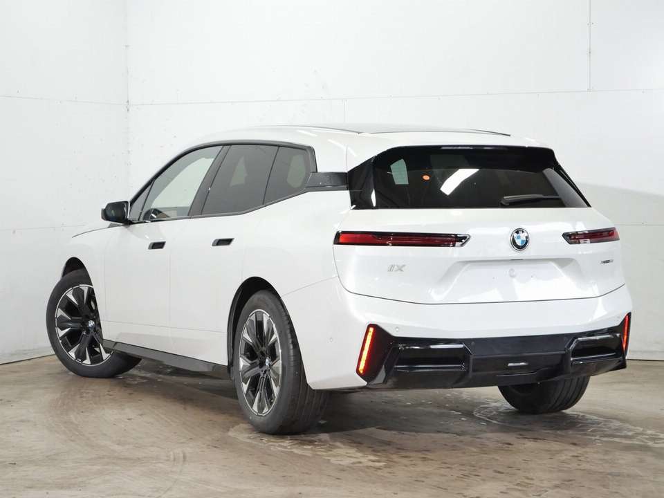 BMW iX - Imagem 3
