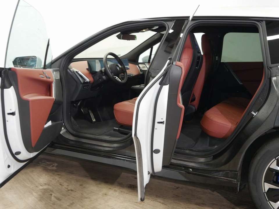 BMW iX - Imagem 11