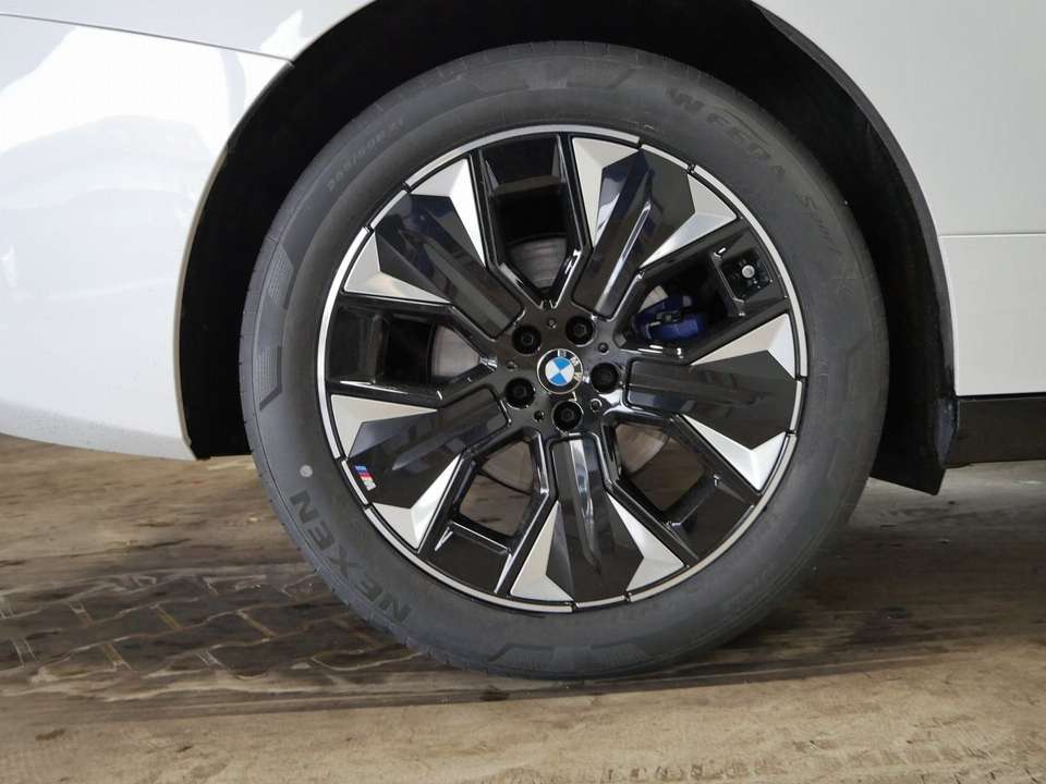 BMW iX - Imagem 12