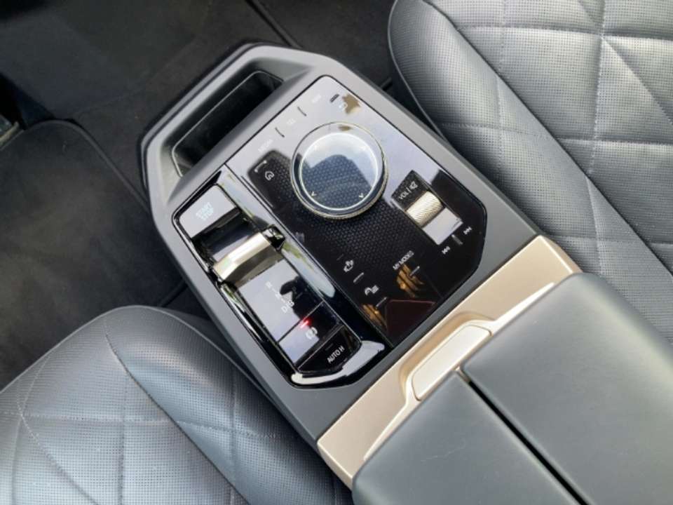 BMW iX - Imagem 11