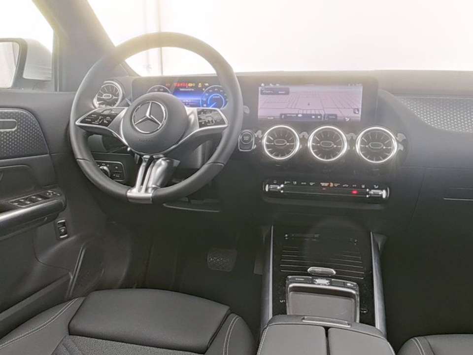 Mercedes-Benz EQA 300 - Imagem 6