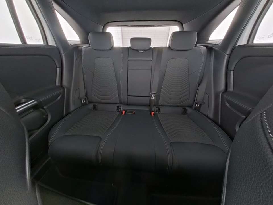 Mercedes-Benz EQA 300 - Imagem 8