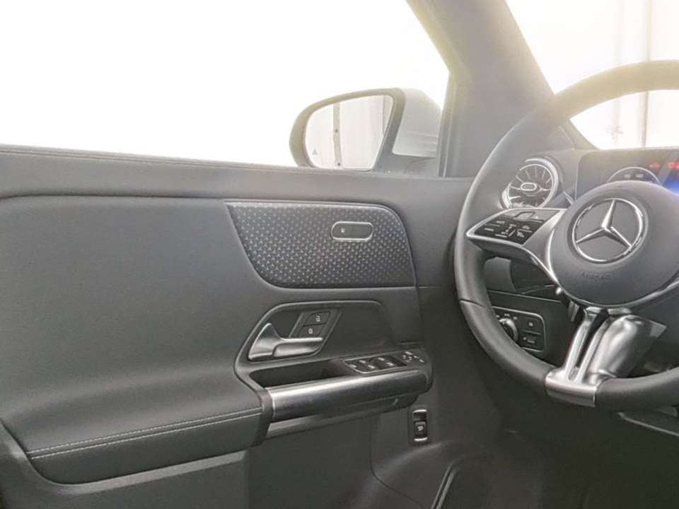 Mercedes-Benz EQA 300 - Imagem 9