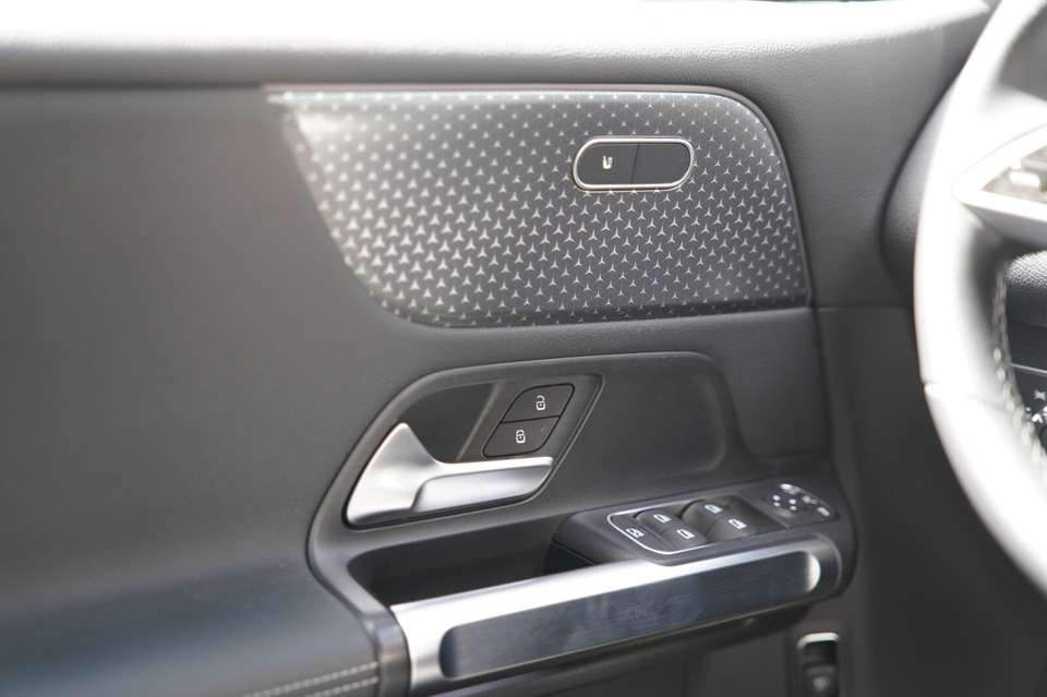 Mercedes-Benz EQB 250 - Imagem 15