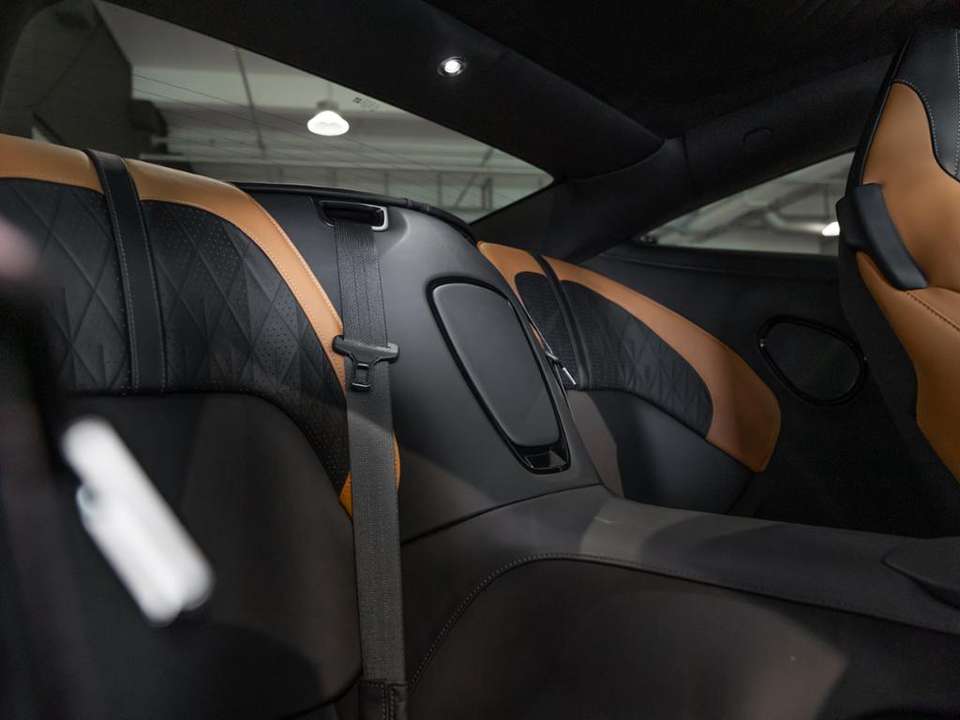 Aston Martin DB12 - Imagem 12