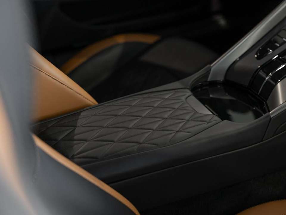 Aston Martin DB12 - Imagem 13