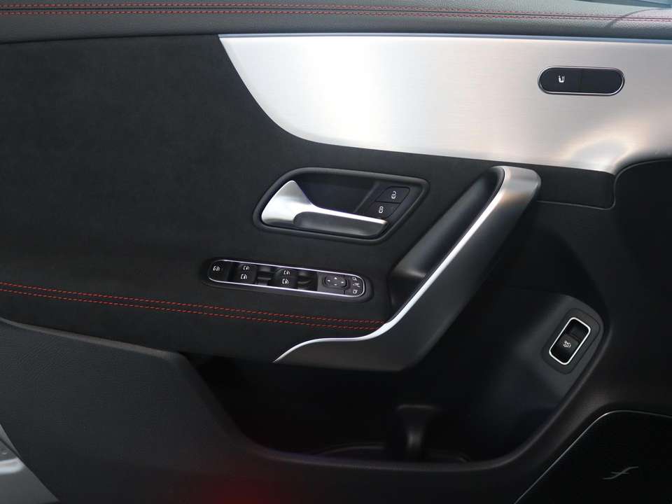 Mercedes-Benz CLA 180 - Imagem 14