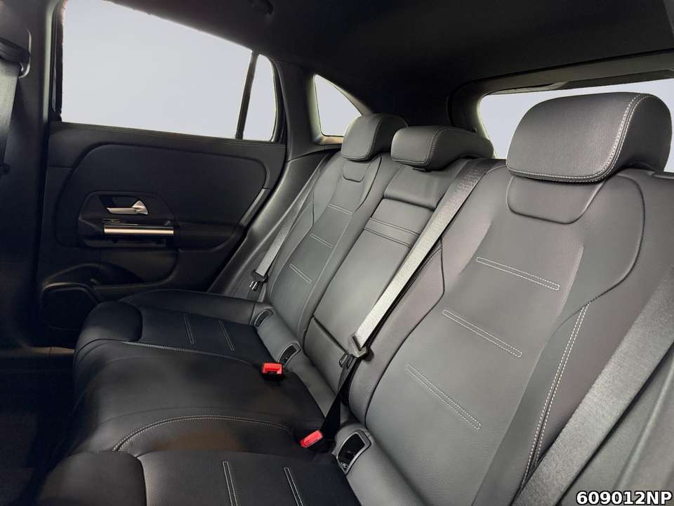 Mercedes-Benz EQA 300 - Imagem 8