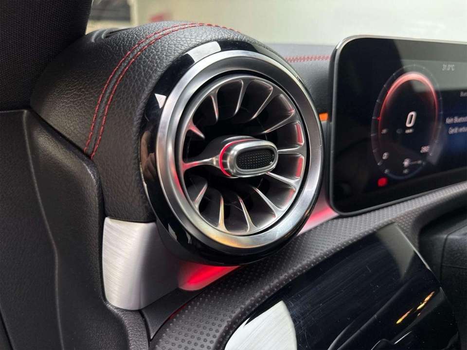 Mercedes-Benz CLA 220 - Imagem 13
