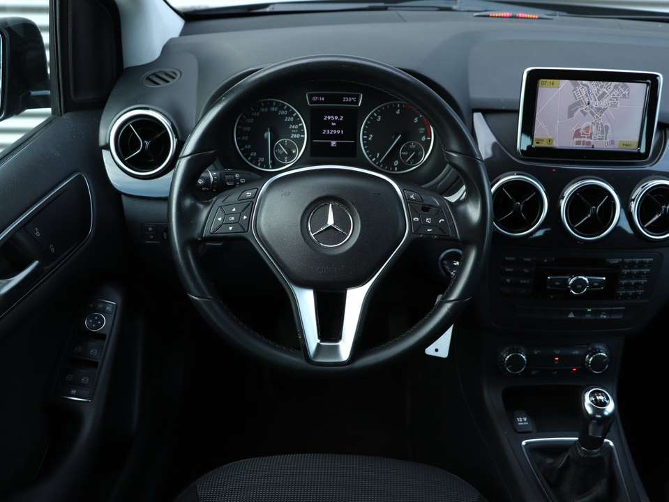 Mercedes-Benz B 180 - Imagem 14