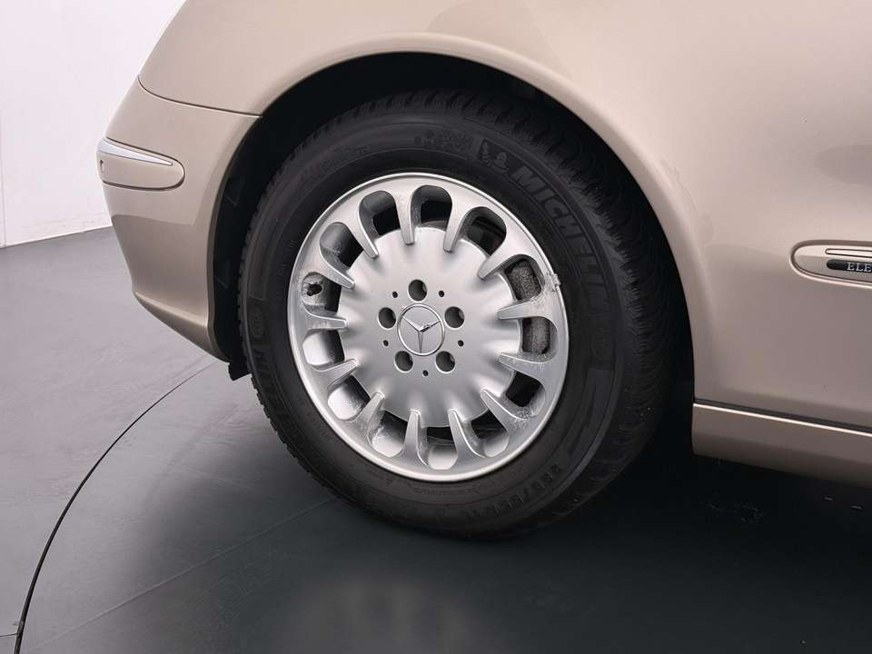 Mercedes-Benz E 240 - Imagem 9